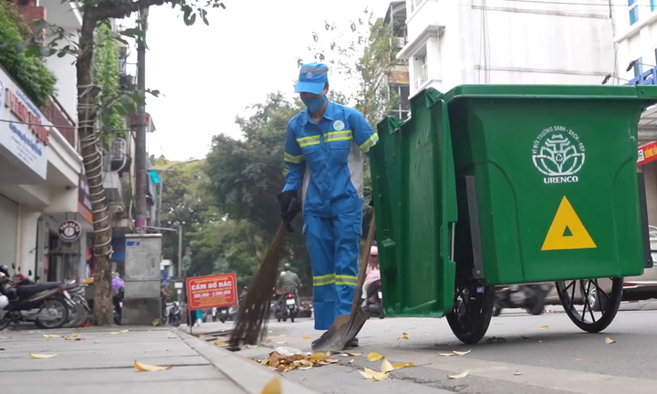 Những bóng hồng thầm lặng làm sạch đường phố 