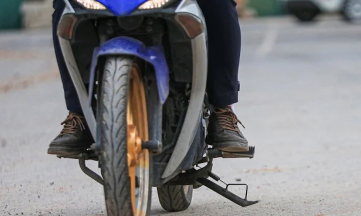 Năm 2025, đi xe máy không gạt chân chống bị phạt bao nhiêu tiền? 