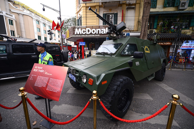 Ngắm dàn khí tài tối tân, xe bọc thép được Bộ Công an trưng bày trên phố Hà Nội