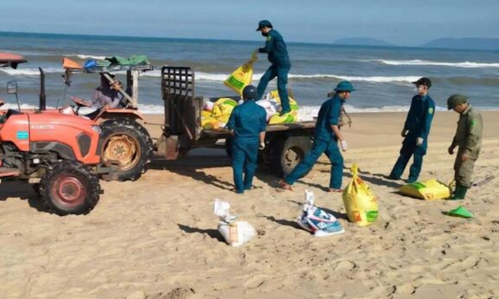 Hoàn thành thu gom hơn 200 tấn dầu vón cục trôi dạt vào vịnh Lăng Cô