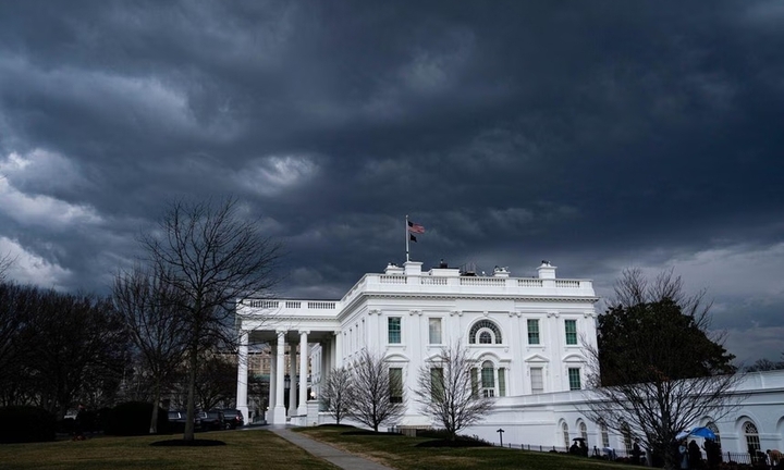 Đối đầu mật vụ, kẻ cầm súng bị bắn bên ngoài Nhà Trắng