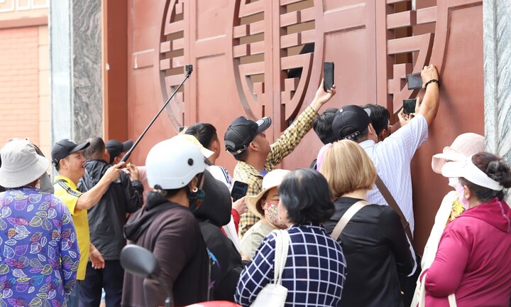 Hình ảnh phản cảm tại tang lễ diễn viên Quý Bình