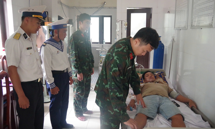 Cấp cứu ngư dân bị cá đâm ở vùng biển Trường Sa