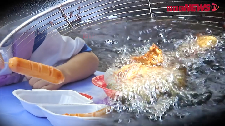 Thức ăn cổng trường qua dầu ăn đen kịt, học sinh ào ra ăn lĩnh đủ