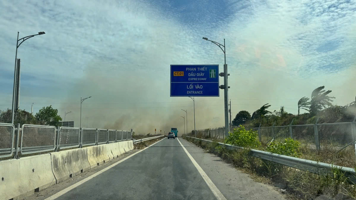 Cao tốc Phan Thiết - Dầu Giây mù mịt khói, tài xế vừa lái xe vừa lo tai nạn