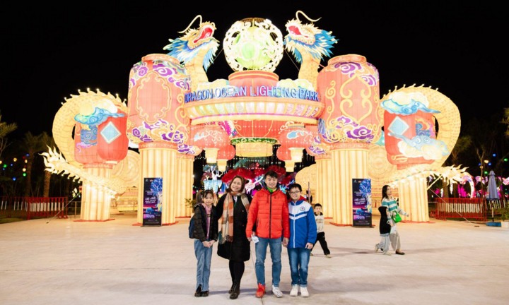 Đông đảo nữ du khách đến Công viên ánh sáng Đồi Rồng tận hưởng ngày 8/3