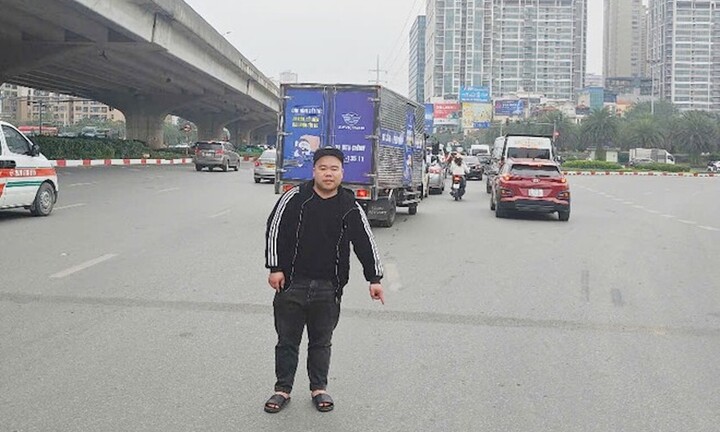 Tạm giữ tài xế limousine 'chở người' trên nắp capo chạy vù vù trên đường