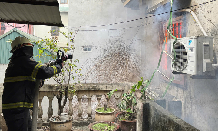 Bật máy sưởi cho thú cưng gây cháy nhà ở Hà Nội