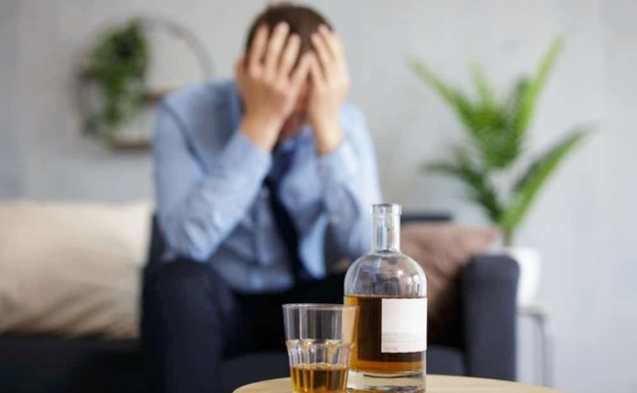 Đau đầu sau uống rượu bia có nên dùng thuốc paracetamol?