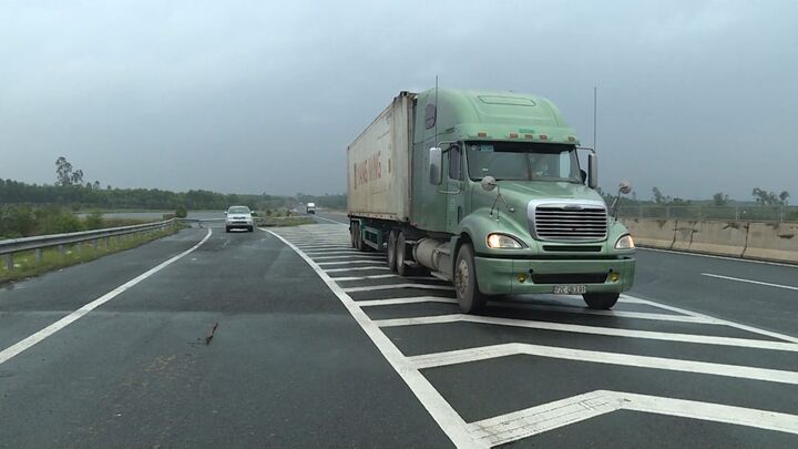 Cao tốc vận hành gần 7 năm, tài xế 'ngóng' trạm dừng nghỉ