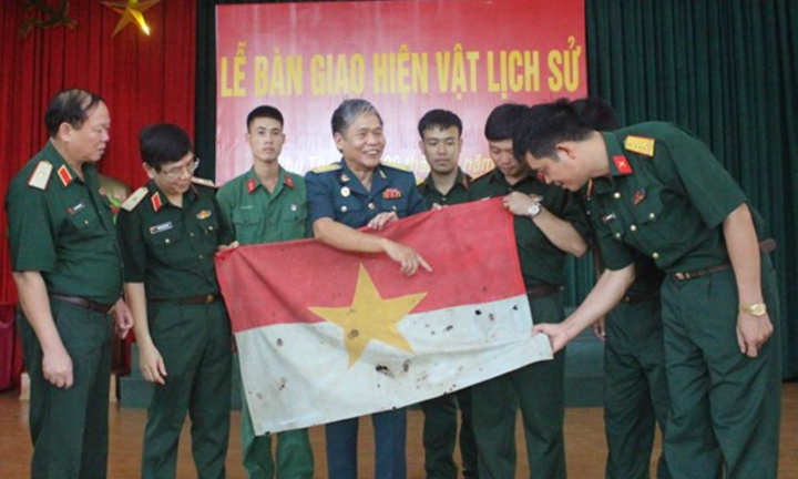 Bút tích đặc biệt trên lá cờ giải phóng cắm nóc Sở chỉ huy địch Chiến dịch Tây Nguyên