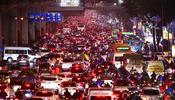 Mức phạt cao nhưng tài xế không sợ, bấm còi tra tấn người đi đường