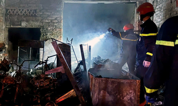 Phá cửa cuốn, cứu bà lão 70 tuổi mắc kẹt trong ngôi nhà bốc cháy