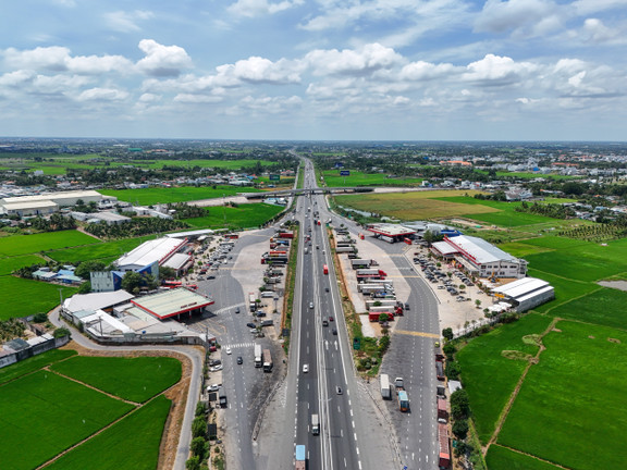 Cận cảnh cao tốc được rót gần 40.000 tỷ đồng để mở rộng 8 làn xe