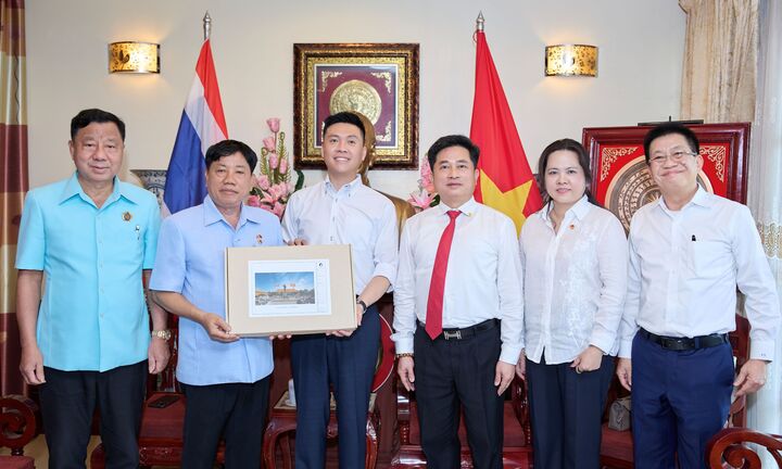 Kiều bào thăm khu di tích Bác Hồ tại Thái Lan