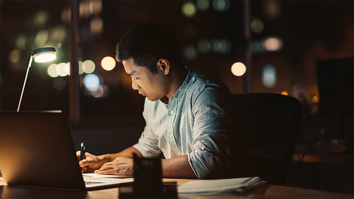 Công ty ép nhân viên tan làm đúng giờ, hết ca là cắt điện, đuổi người