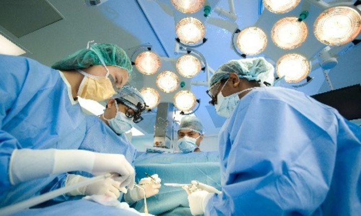 Nữ bệnh nhân ung thư chạy khỏi phòng mổ sau cuộc gọi từ thầy lang