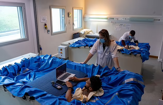 Được trả 135 triệu đồng cho 10 ngày thí nghiệm nằm trên giường chơi điện thoại 