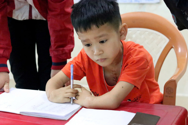 Nghị lực của cậu bé lớp 5 khuyết tật, hát dân ca gây sốt mạng xã hội