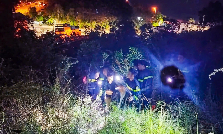 Cứu 2 thanh niên mắc kẹt trên núi Cô Tiên ở Nha Trang