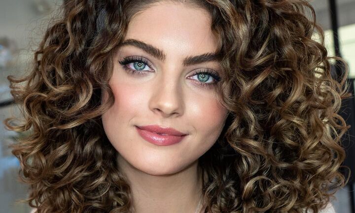 8 kiểu tóc xoăn hợp với người mặt tròn