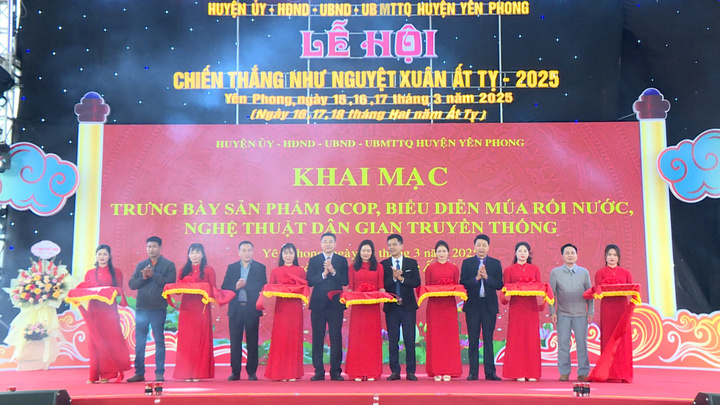 Khai mạc trưng bày sản phẩm OCOP, biểu diễn nghệ thuật dân gian truyền thống