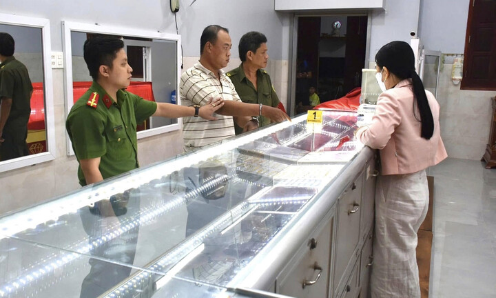 Nữ chủ tiệm vàng nhảy qua tủ kính, chặn bắt cướp: 'Tôi từng học võ'