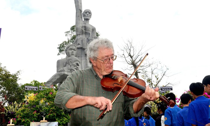 Cựu binh Mỹ kéo vĩ cầm tưởng niệm 504 nạn nhân trong vụ thảm sát Sơn Mỹ