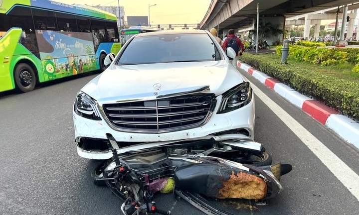 TP.HCM: Nữ tài xế lái Mercedes tông cả chục xe máy ở ngã tư Thủ Đức