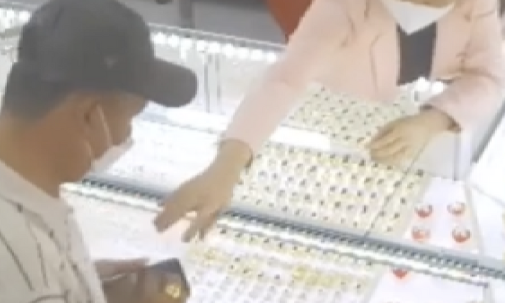 Nữ chủ tiệm vàng 'phi thân' qua tủ kính chặn đầu tên cướp