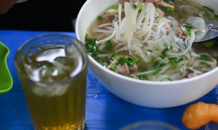 Có nên ăn phở, uống trà đá cùng lúc?