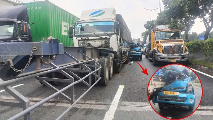 Tai nạn liên hoàn giữa 4 ô tô, tài xế mắc kẹt trong cabin