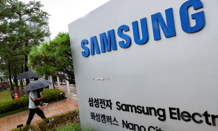 Samsung hụt hơi trong cuộc đua AI, cổ phiếu liên tục lao dốc