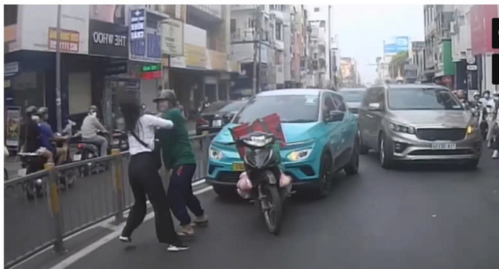Công an làm việc với người giao hàng và nữ tài xế xô xát giữa đường ở TP.HCM