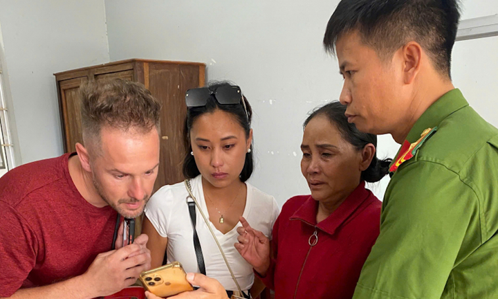 Cặp song sinh người Pháp gốc Việt tìm lại mẹ sau 27 năm