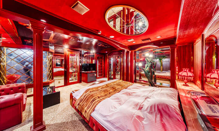 Hình ảnh phá khách sạn tình yêu xây nhà tang lễ và nỗi buồn của người Nhật