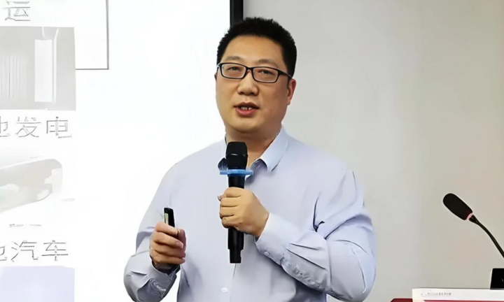 Giáo sư 47 tuổi đột ngột qua đời, lịch trình làm việc gây chú ý