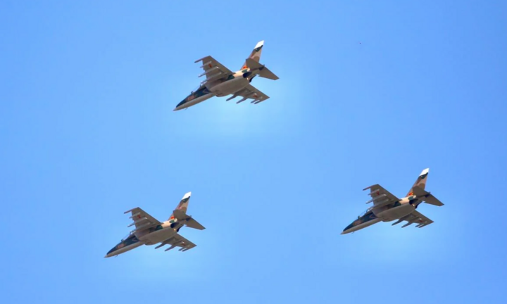 Biên đội Su-30MK2, Yak-130 tập luyện nhào lộn trên bầu trời TP.HCM