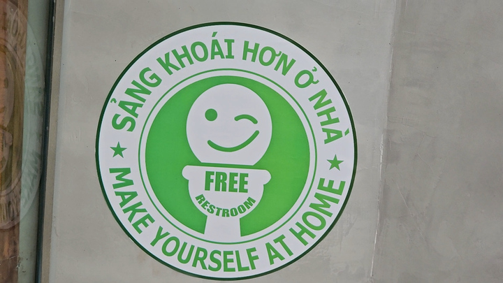 Thí điểm nhà vệ sinh miễn phí tại hàng quán Hà Nội: Du khách bất ngờ, thích thú