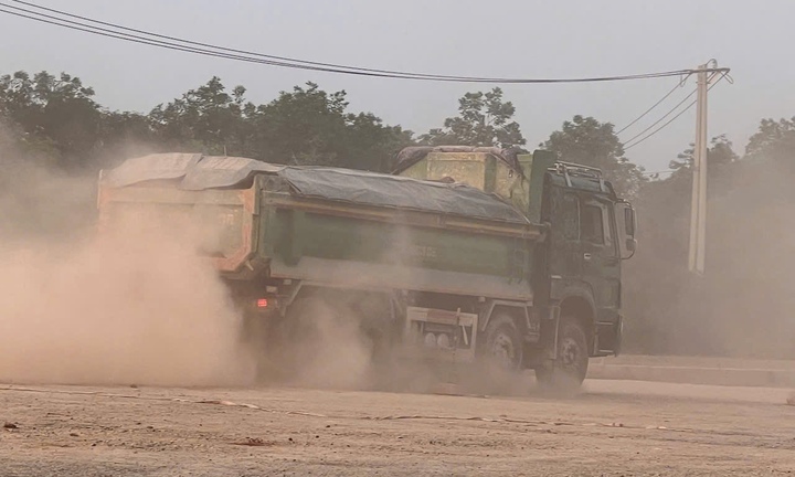 Tỉnh lộ huyết mạch ở Huế mờ trong bụi do đoàn xe chở đất thải dự án cao tốc