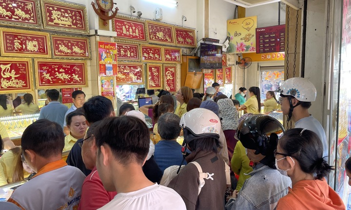 Vàng nữ trang hơn 100 triệu đồng/lượng, người dân TP.HCM nườm nượp mua bán