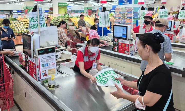 LOTTE Mart khuyến khích khách hàng giảm thiểu túi nylon