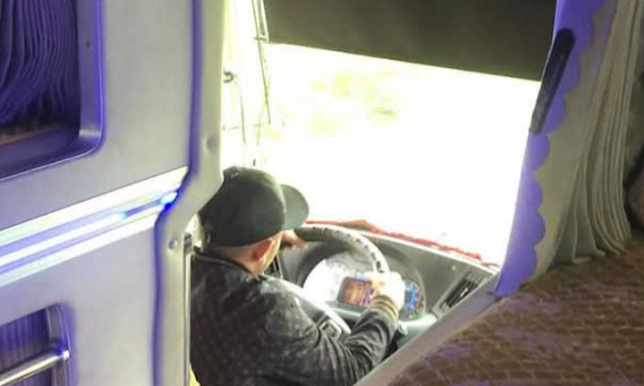 Phẫn nộ tài xế ô tô khách vừa lái xe vừa chơi điện tử