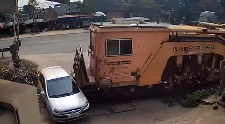 Đường sắt thông tin vụ barie mở bất thường, ô tô bị đầu máy đẩy đi khoảng 10m