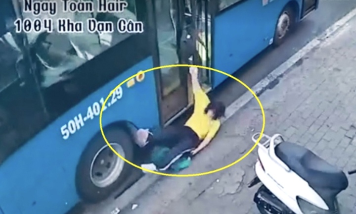 Đình chỉ tài xế xe buýt bất cẩn đóng cửa xe khiến nữ sinh bị kéo ngã