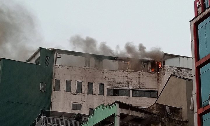 Cháy ngùn ngụt trên tầng tum ngôi nhà ở phố Bạch Mai, Hà Nội