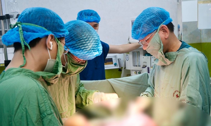 Lần đầu làm mẹ ở tuổi 54