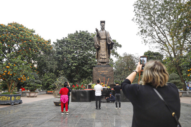 Cận cảnh vị trí sắp xuất hiện cột mốc Km0 bên Hồ Gươm