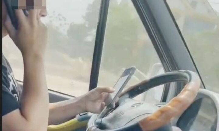 Rùng mình tài xế vừa chở khách vừa 2 tay cầm 2 điện thoại