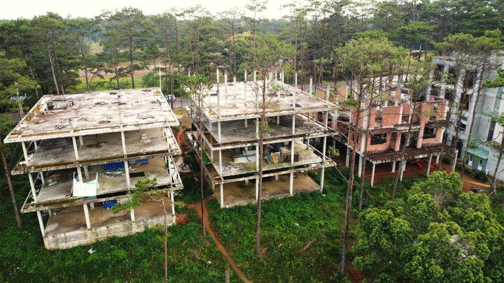 Cận cảnh những biệt thự tiền tỷ bỏ hoang, gây mất mỹ quan ở Kon Tum